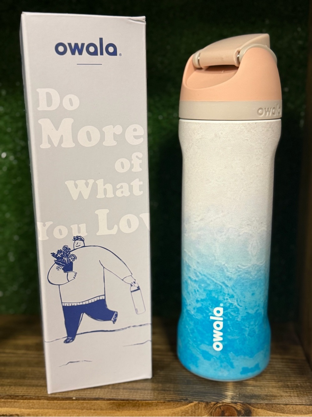 Owala FreeSip 24oz Rolling in Gradient Blue Limited Edition NEW Bash